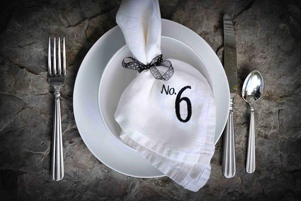 10 Pretty Place Setting Ideas for a Holiday Table