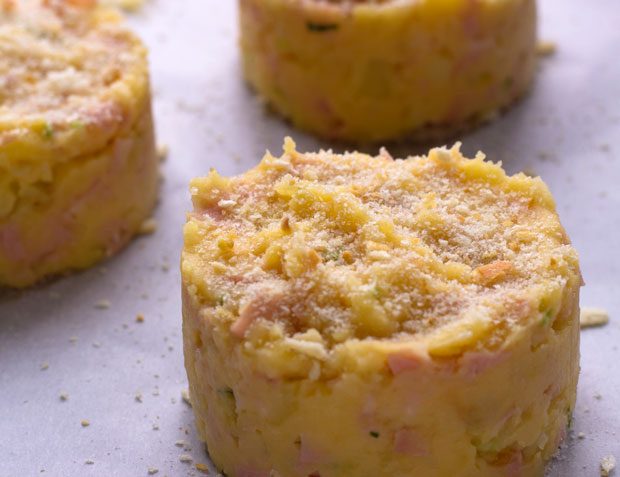 Oven Baked Mashed Potato Cakes - #eatwell101 #recipe #potato #sidedish - The ideal side to accompany holiday dishes: grilled meat, fish, poultry. 