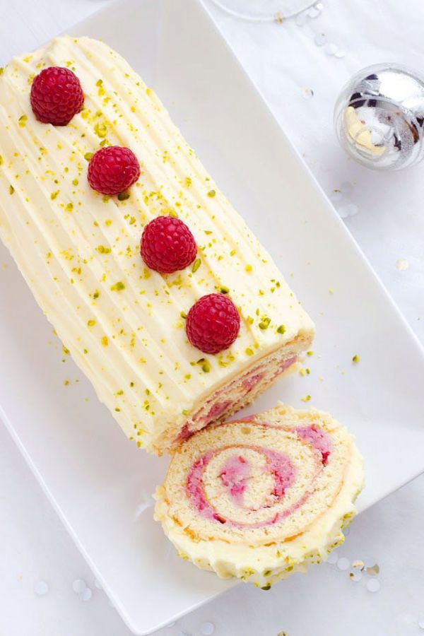 Raspberry Chocolate Cake Roll for your Holiday party - #recipe by #eatwell101 - https://003.wrwe1r1zs3czx3c.workers.dev/raspberry-white-chocolate-cake-roll-recipe