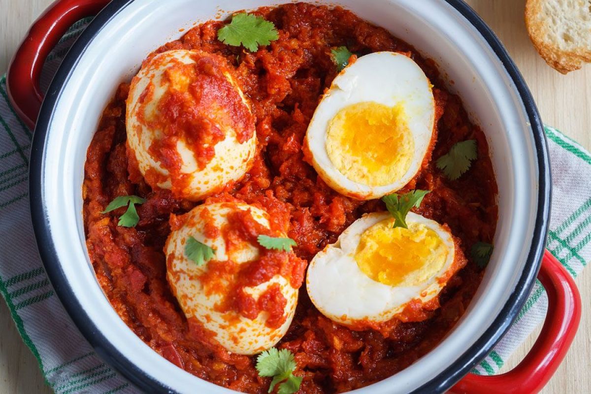 Fried Boiled Eggs with Tomato Sauce