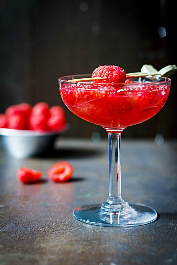 Raspberry Ginger Cocktail For Valentine’s Day - #recipe by #eatwell101 - https://003.wrwe1r1zs3czx3c.workers.dev/raspberry-ginger-cocktail-recipe-valentines-day