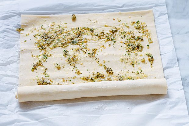 Puff Pastry Appetizers – CRISP, CHEESY, GARLICKY appetizers that come together in less than 20 min – SO delicious!