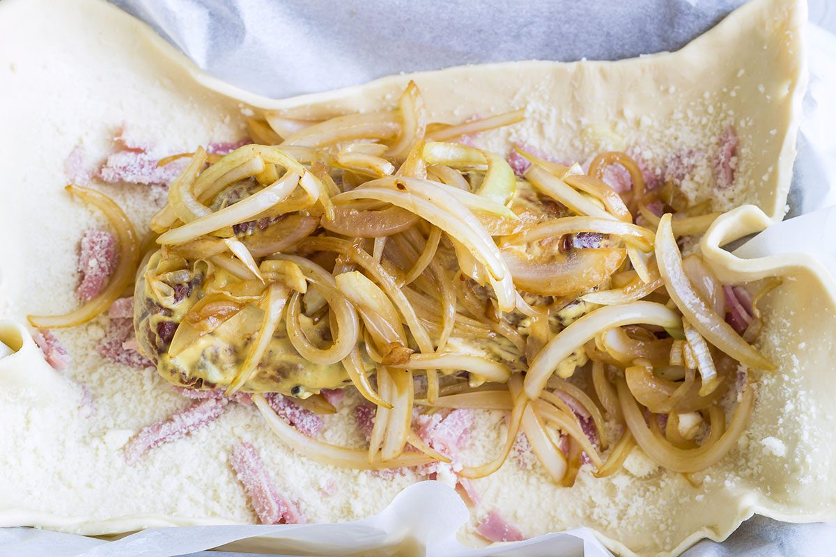 Easy and full of flavor, this pork tenderloin wrapped in a puff pastry is the perfect main dish for a festive dinner.