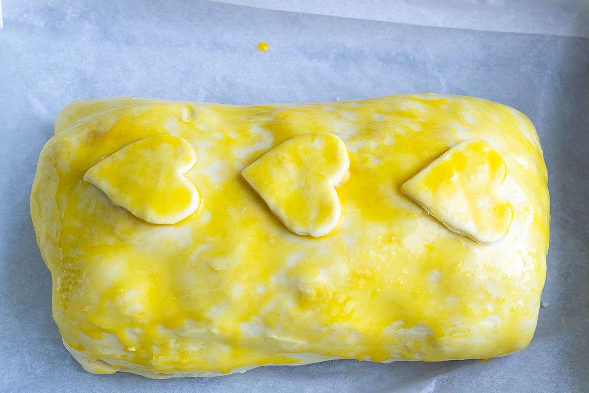 Easy and full of flavor, this pork tenderloin wrapped in a puff pastry is the perfect main dish for a festive dinner.