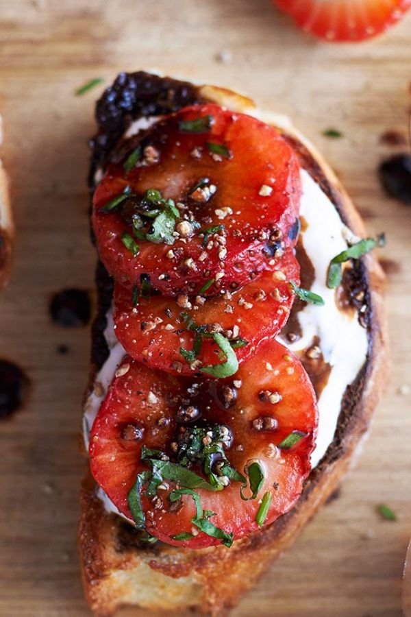 Strawberry Balsamic Crostini - #recipe by #eatwell101 - https://003.wrwe1r1zs3czx3c.workers.dev/fresh-strawberry-crostini