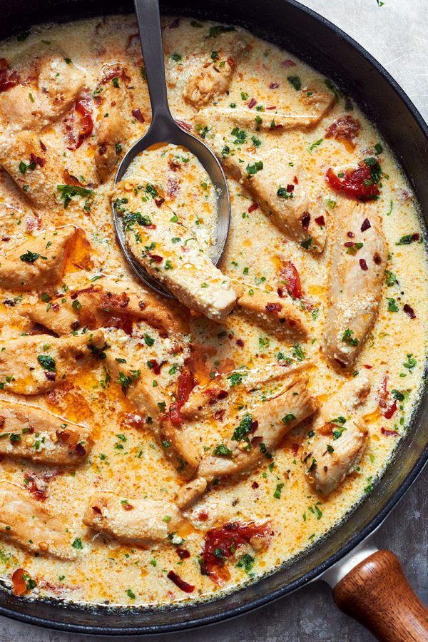 Skillet Creamy Chicken with Garlic Mozzarella Sun-Dried Tomato - #recipe by #eatwell101 - https://003.wrwe1r1zs3czx3c.workers.dev/creamy-garlic-sun-dried-tomato-chicken-recipe