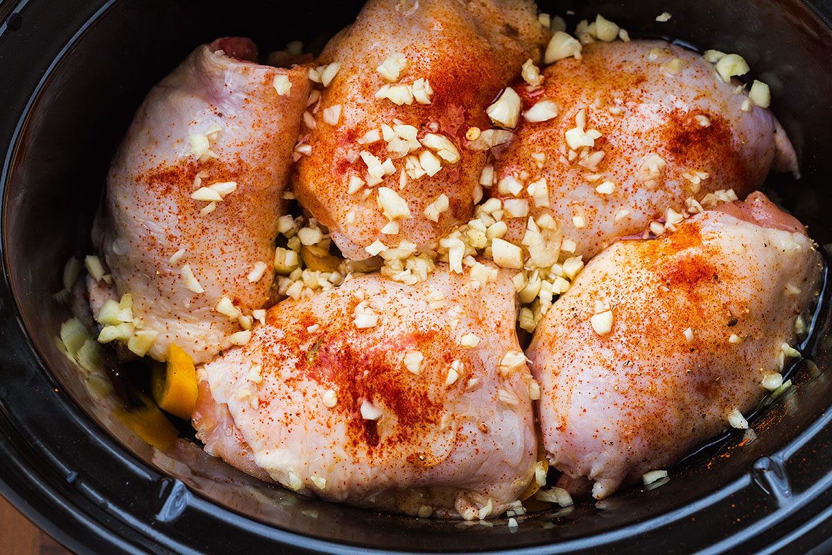 Crockpot Salsa Verde Chicken — So easy to make and full of amazing flavors! Throw all ingredients in the pot and just walk away!