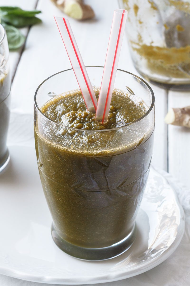 Vitalizing Ginger Spinach Smoothie - A satisfying, yet low calorie smoothie with powerful health benefits.