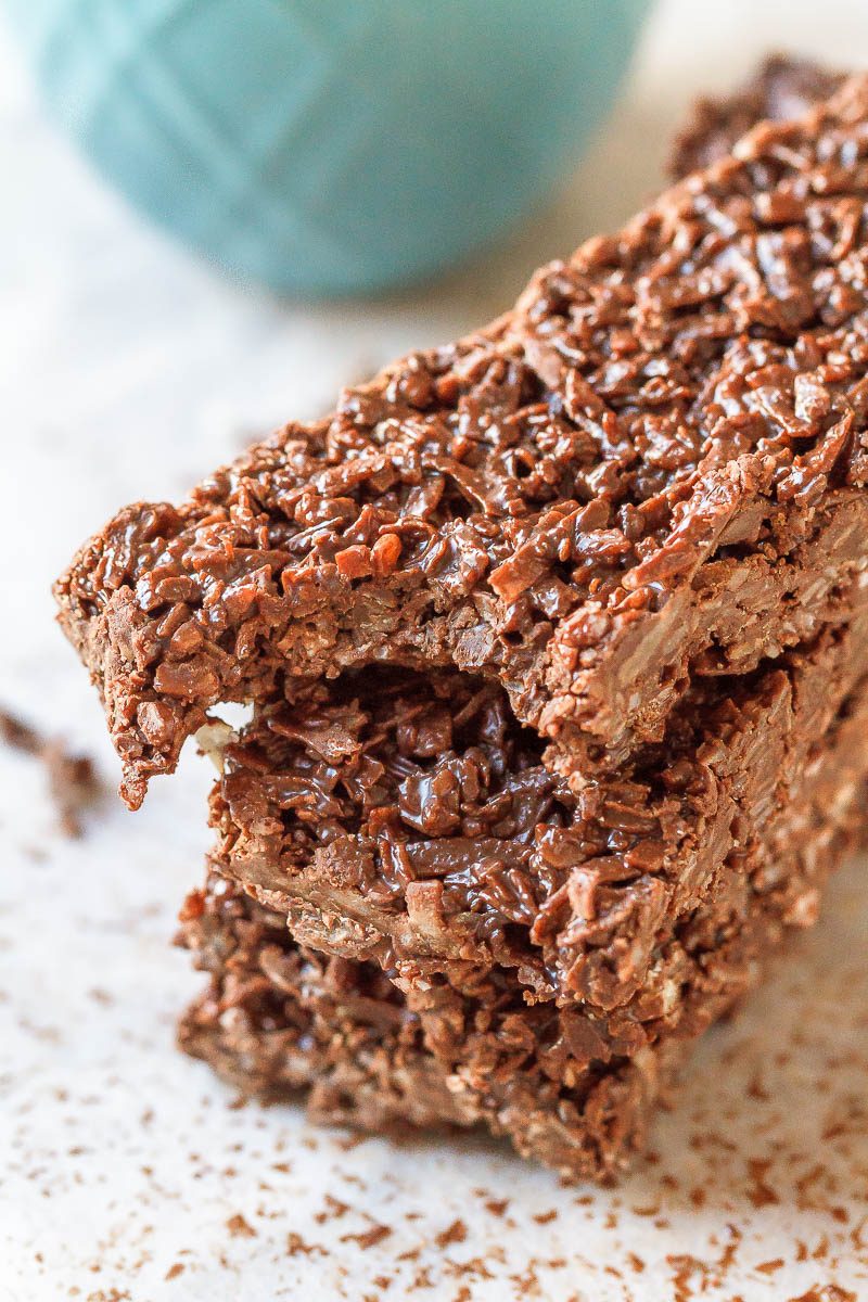 2-Ingredient Paleo Vegan Coconut Chocolate Bar - These deliciously indulgent bars are cheaper than storebought and take only 5 minutes to whip up! 