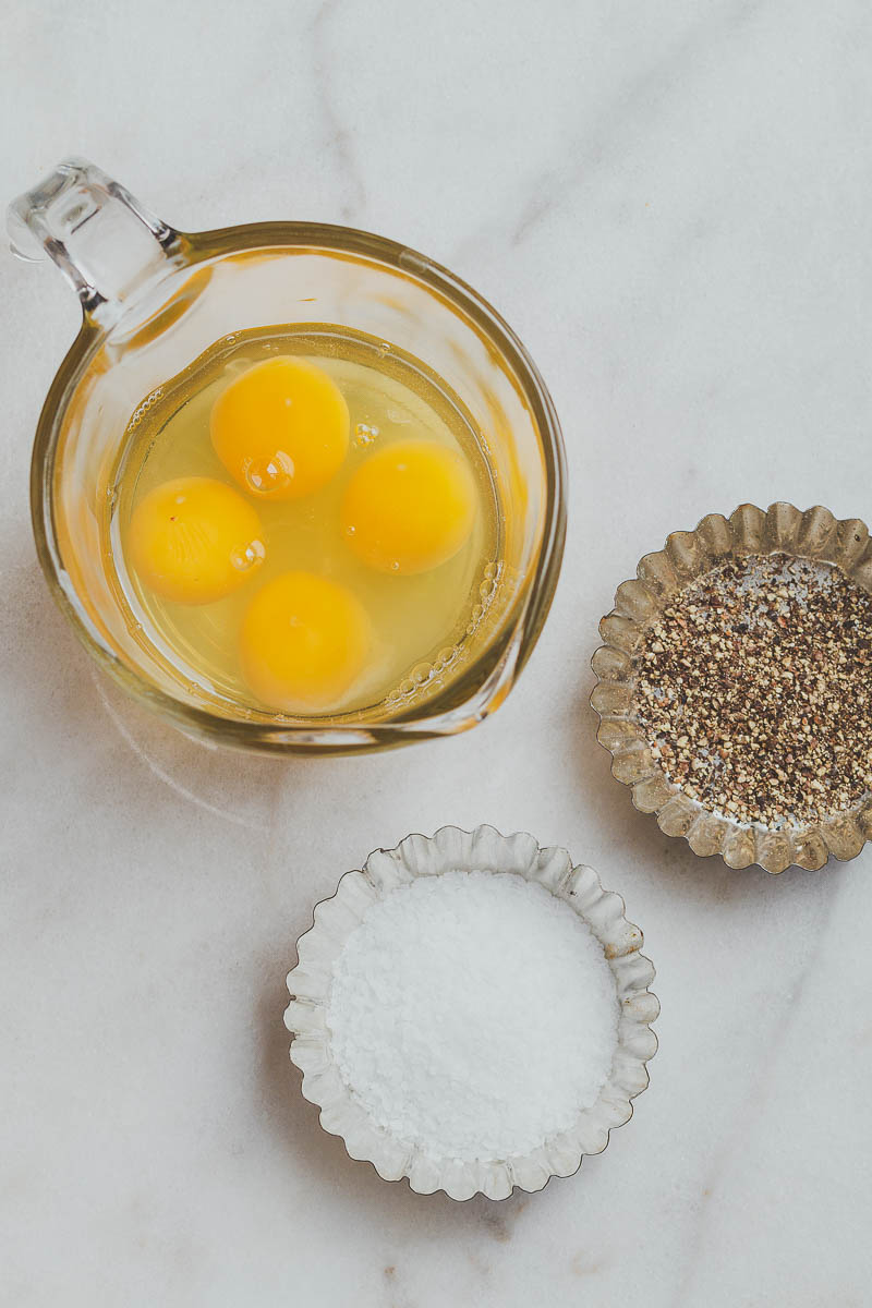 Keto / Low-Carb Breakfast Egg Muffins - Low in carbs and high in protein, these simple eggs cups are the perfect easy make-ahead breakfast for on the go.