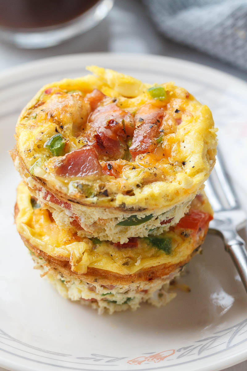 Keto / Low-Carb Breakfast Egg Muffins - Low in carbs and high in protein, these simple eggs cups are the perfect easy make-ahead breakfast for on the go. 