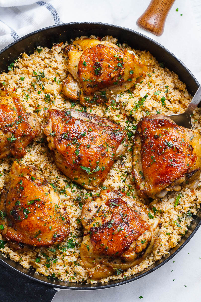 Buttery Garlic Herb Chicken with Lemon Cauliflower Rice -The best low-carb and gluten-free dish for dinner! Ready in 30 minutes.