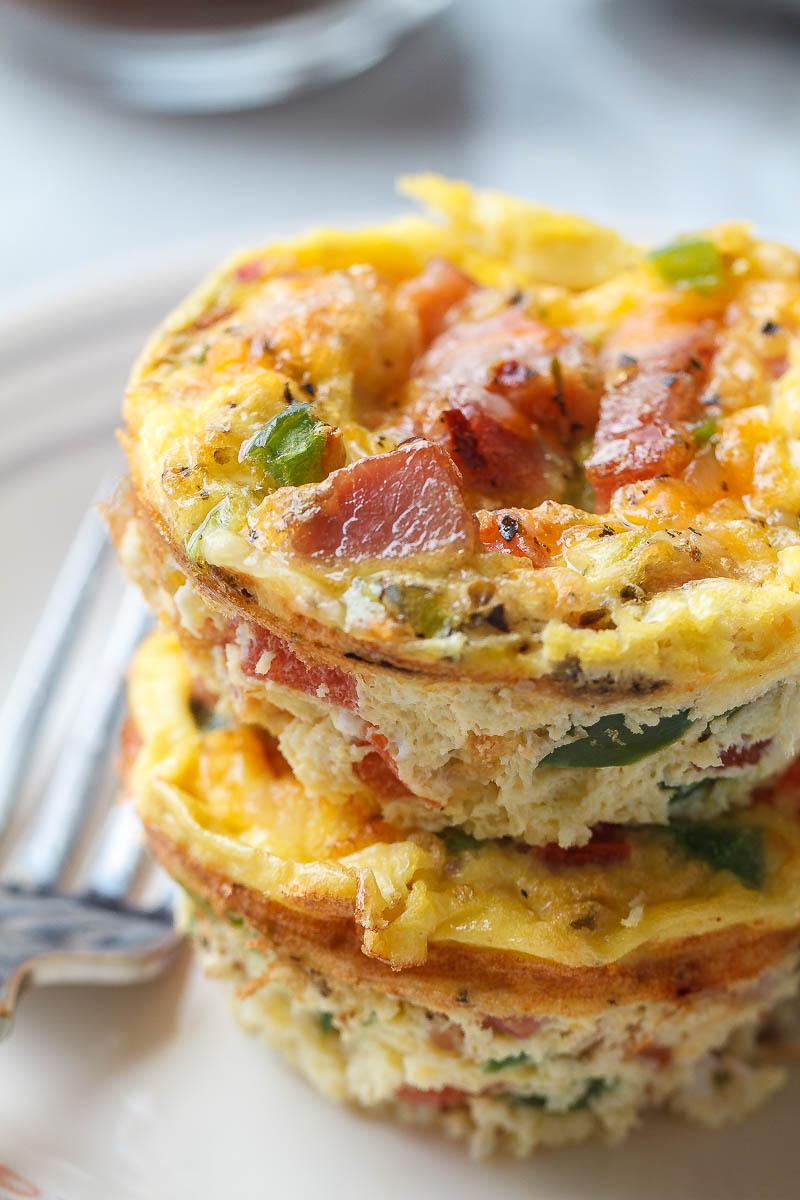 Keto / Low-Carb Breakfast Egg Muffins - Low in carbs and high in protein, these simple eggs cups are the perfect easy make-ahead breakfast for on the go.