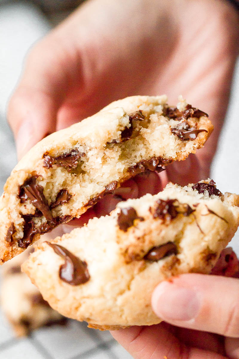 Keto chocolate chip cookies - These low carb cookies are a perfect recipe to make for any occasion, they take only 15 minutes or less, and the dream comes true!