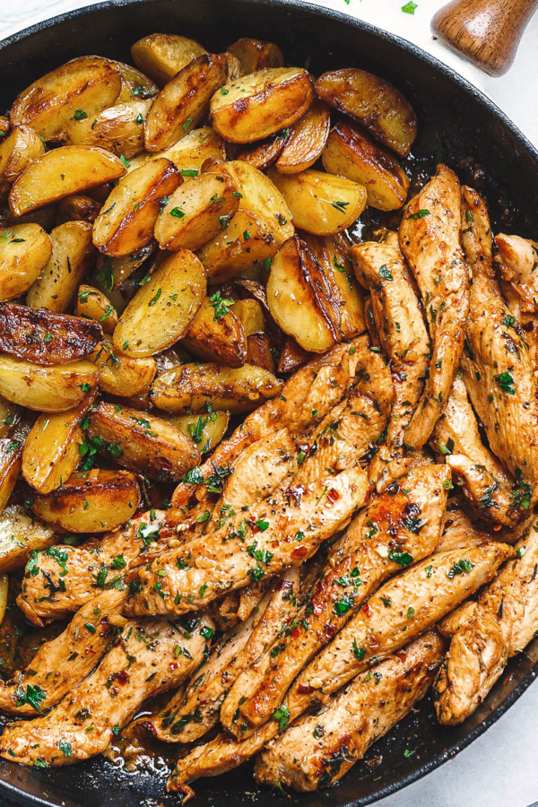 Garlic Butter Chicken and Potatoes Skillet - #recipe by #eatwell101 - https://003.wrwe1r1zs3czx3c.workers.dev/garlic-butter-chicken-and-potatoes-skillet