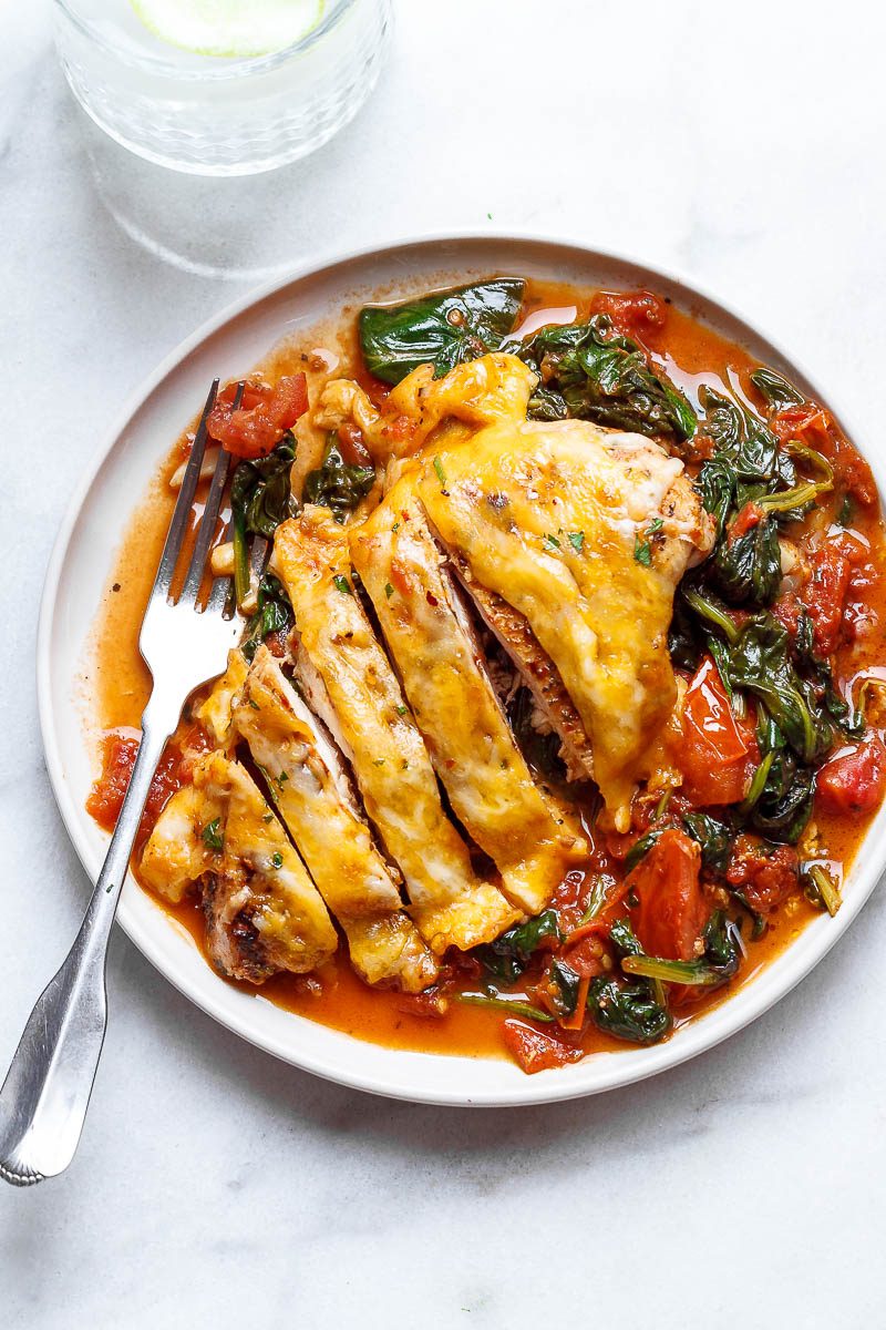 Tomato #Spinach Chicken Skillet - #eatwell101 #recipe Filling, tasty and comforting -  A nutritious #chicken #recipe for a #lowcarb #keto #dinner option.