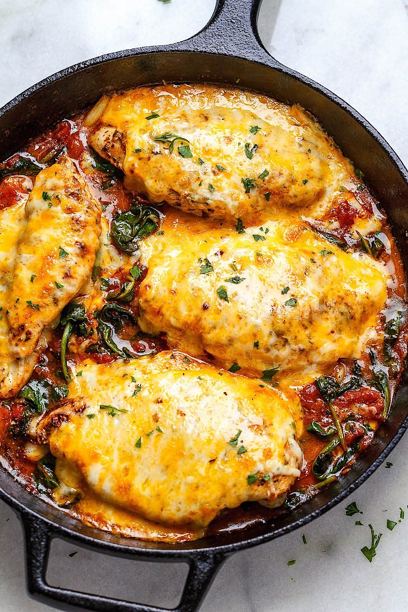 Tomato #Spinach Chicken Skillet - #eatwell101 #recipe Filling, tasty and comforting -  A nutritious #chicken #recipe for a #lowcarb #keto #dinner option.