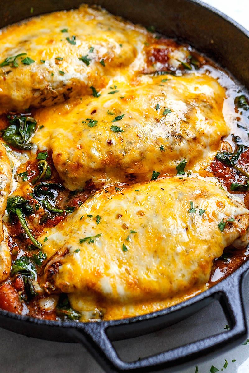 Tomato #Spinach Chicken Skillet - #eatwell101 #recipe Filling, tasty and comforting -  A nutritious #chicken #recipe for a #lowcarb #keto #dinner option.