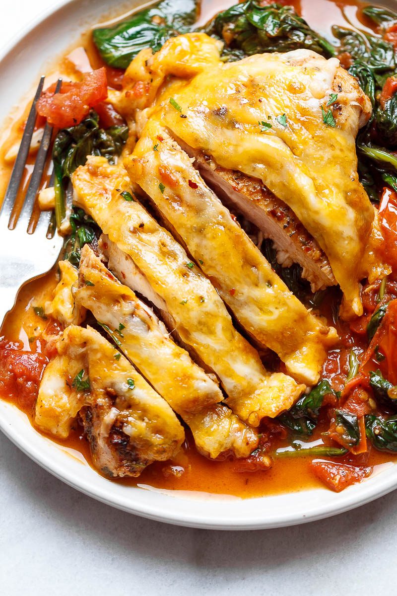 Tomato #Spinach Chicken Skillet - #eatwell101 #recipe Filling, tasty and comforting -  A nutritious #chicken #recipe for a #lowcarb #keto #dinner option.