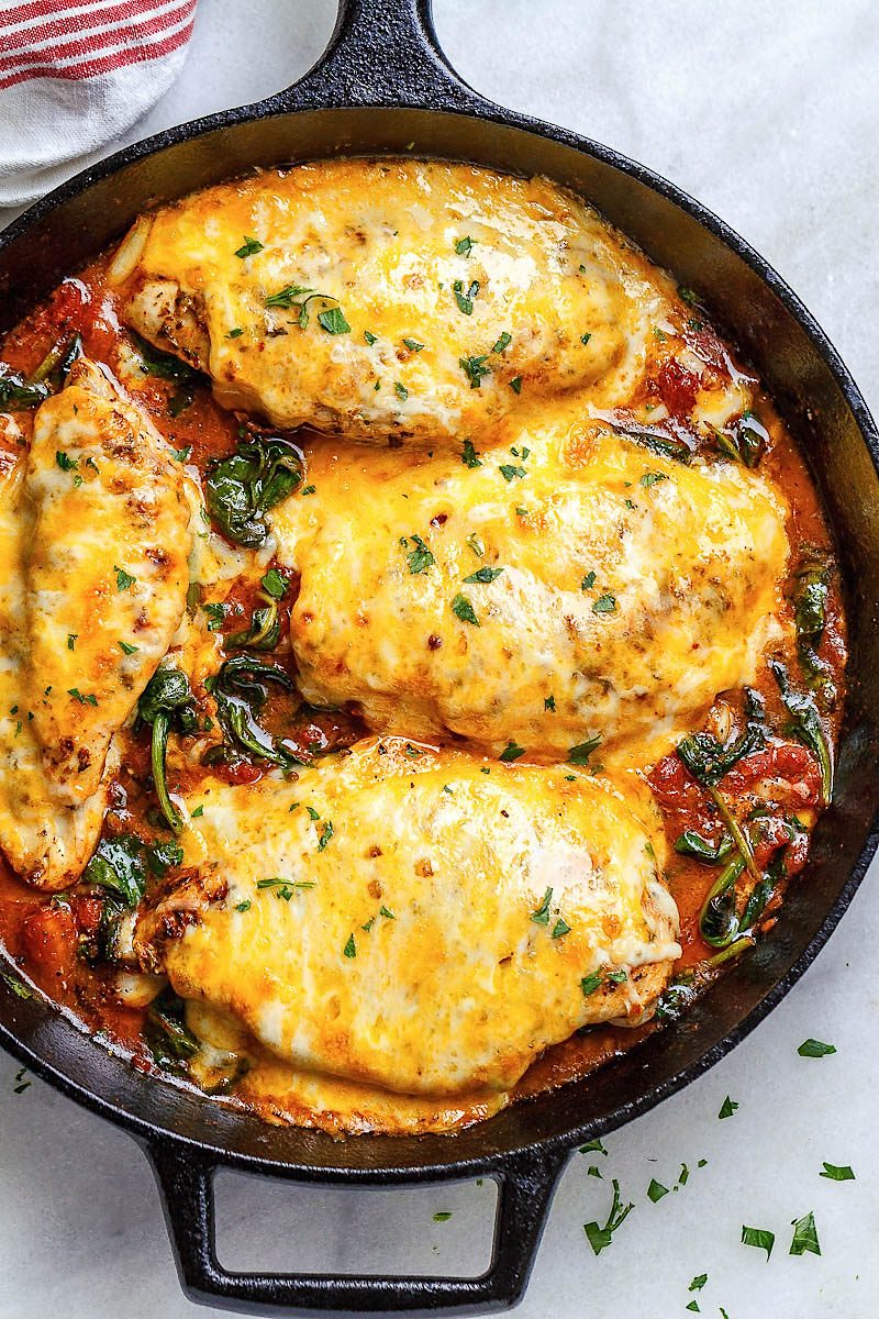 Tomato #Spinach Chicken Skillet - #eatwell101 #recipe Filling, tasty and comforting -  A nutritious #chicken #recipe for a #lowcarb #keto #dinner option.