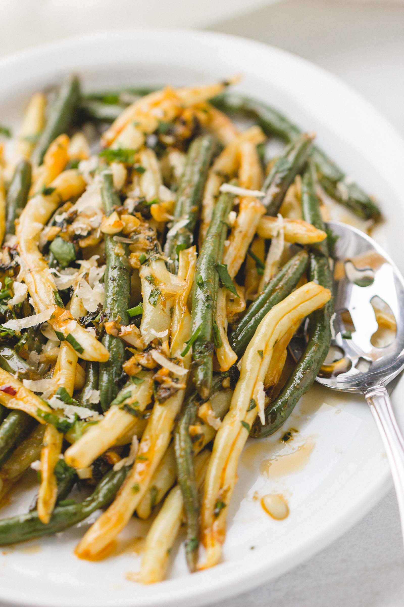Lemon Garlic Butter Green Beans and Wax Beans Skillet - So little effort, so flavorful! This easy side dish hits all of the perfect notes.