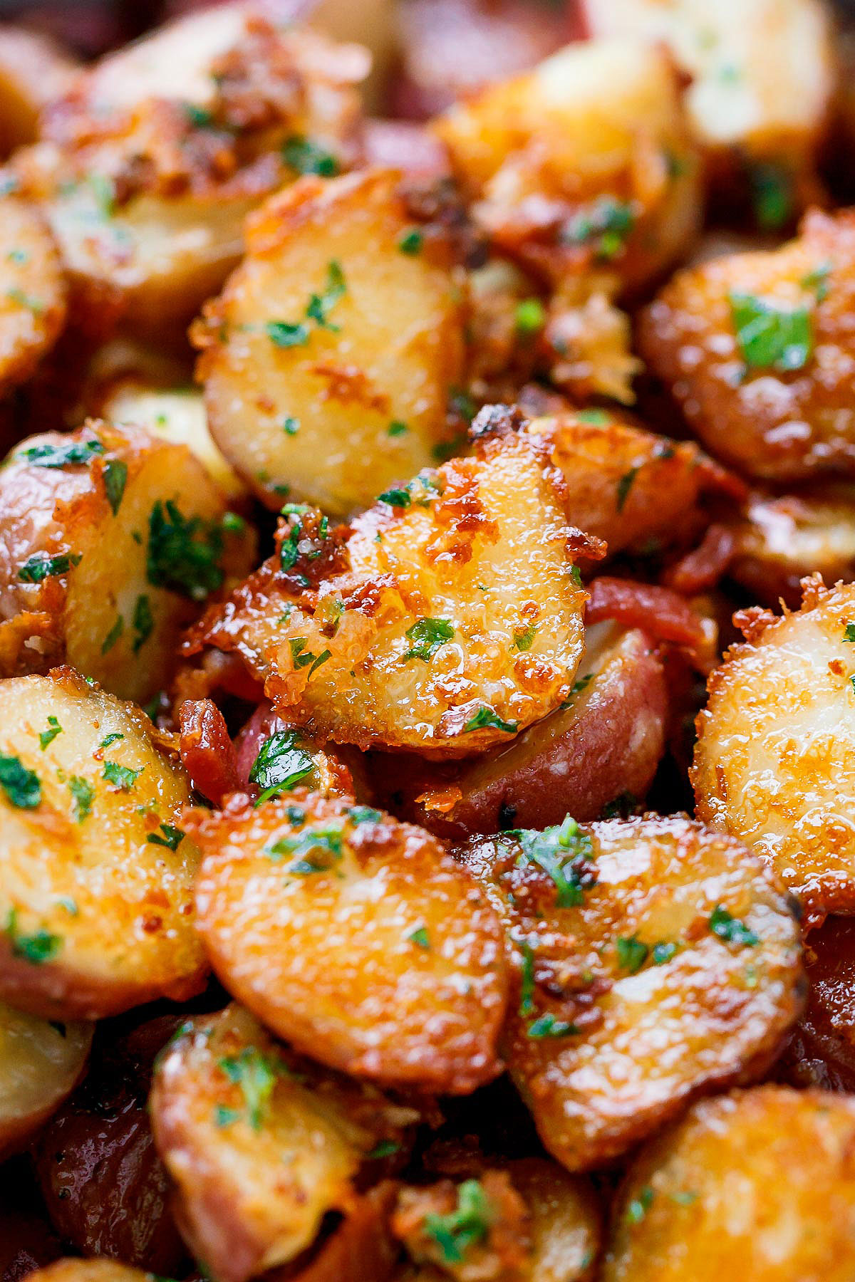 Roasted Garlic Butter Parmesan Potatoes - #eatwell101 #recipe #poatoes #sidedish - These epic roasted potatoes with garlic butter parmesan are perfect side for your meal!
