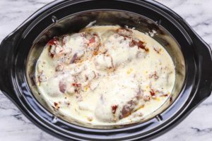 CrockPot Tuscan Garlic Chicken Thighs With Spinach and Sun-Dried Tomatoes