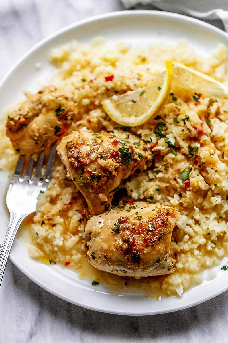 Crock Pot Lemon Garlic Butter Chicken - #Eatwell101 - Easy and delicious crock pot chicken dinner recipe with outstanding flavor! #crockpot #chicken #dinner #recipe, chicken in crock pot, chicken crockpot recipe, slow cooker chicken recipe, chicken in #slow-cooker