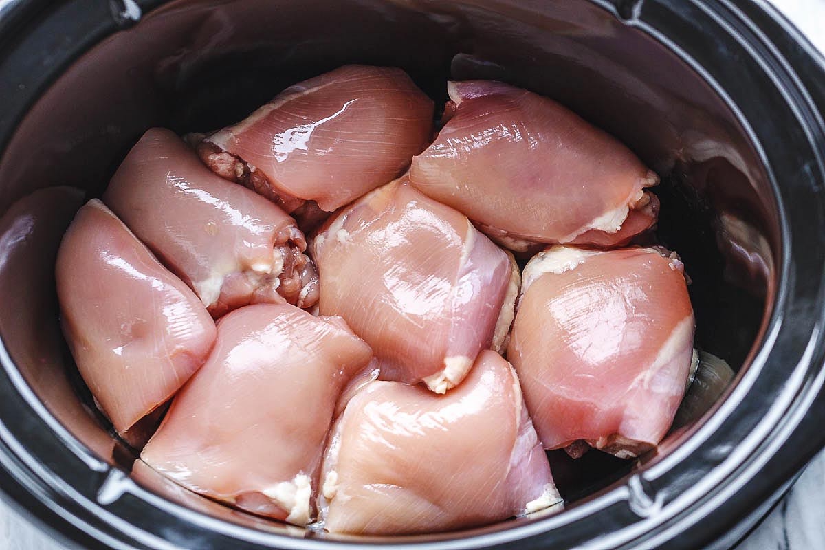 Crock Pot Lemon Garlic Butter Chicken - #Eatwell101 - Easy and delicious crock pot chicken dinner recipe with outstanding flavor! #crockpot #chicken #dinner #recipe, chicken in crock pot, chicken crockpot recipe, slow cooker chicken recipe, chicken in #slow-cooker