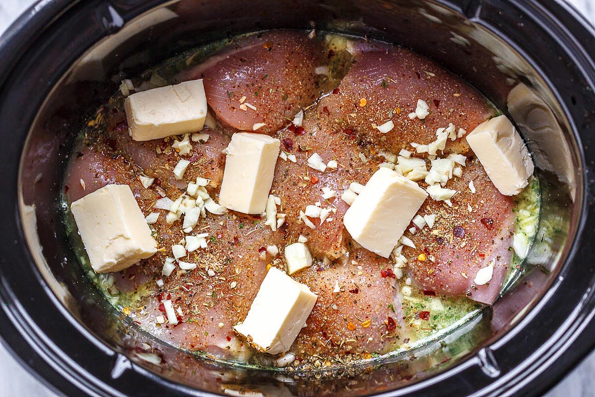 Crock Pot Lemon Garlic Butter Chicken - #Eatwell101 - Easy and delicious crock pot chicken dinner recipe with outstanding flavor! #crockpot #chicken #dinner #recipe, chicken in crock pot, chicken crockpot recipe, slow cooker chicken recipe, chicken in #slow-cooker
