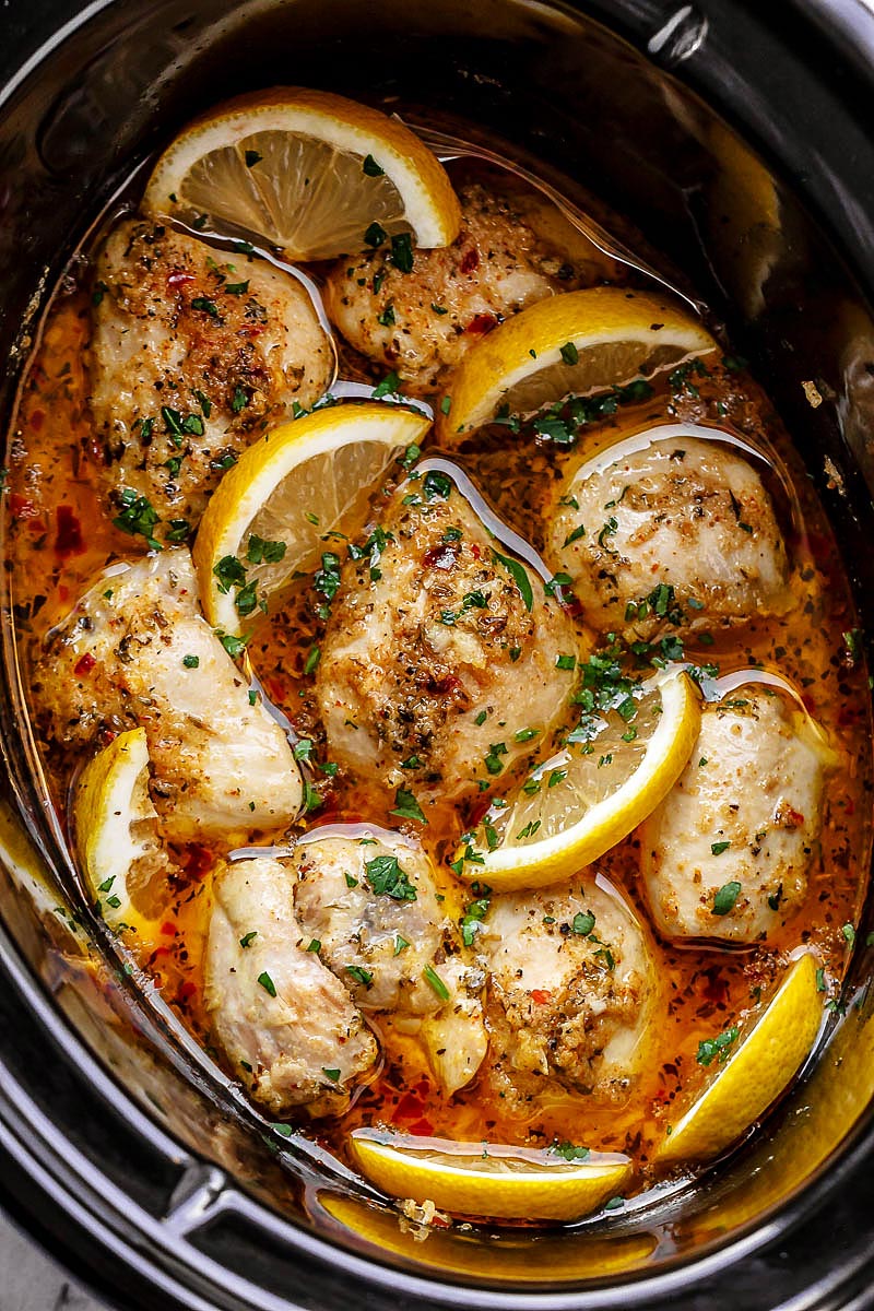 Crock Pot Lemon Garlic Butter Chicken - #Eatwell101 - Easy and delicious crock pot chicken dinner recipe with outstanding flavor! #crockpot #chicken #dinner #recipe, chicken in crock pot, chicken crockpot recipe, slow cooker chicken recipe, chicken in #slow-cooker