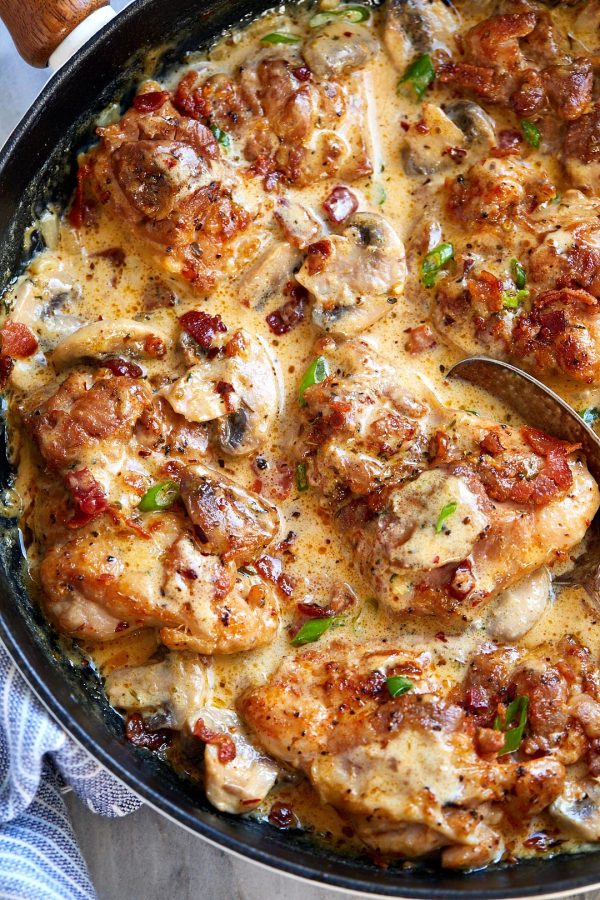 Creamy Mushroom Chicken Skillet with Bacon - #recipe by #eatwell101 - https://003.wrwe1r1zs3czx3c.workers.dev/creamy-mushroom-chicken-skillet-recipe