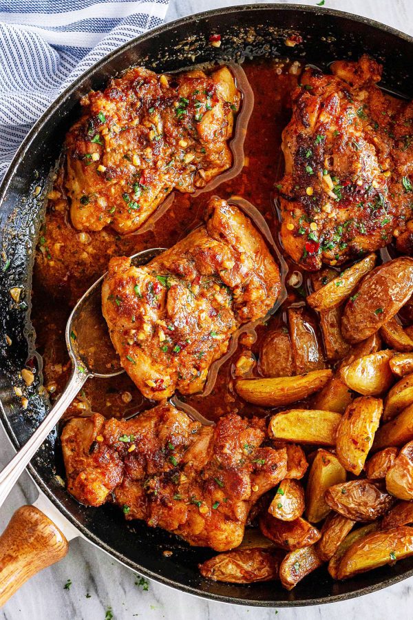 Garlic Butter Chicken Thighs and Baby Potatoes Skillet - #recipe by #eatwell101 - https://003.wrwe1r1zs3czx3c.workers.dev/garlic-butter-chicken-thighs-potatoes-recipe