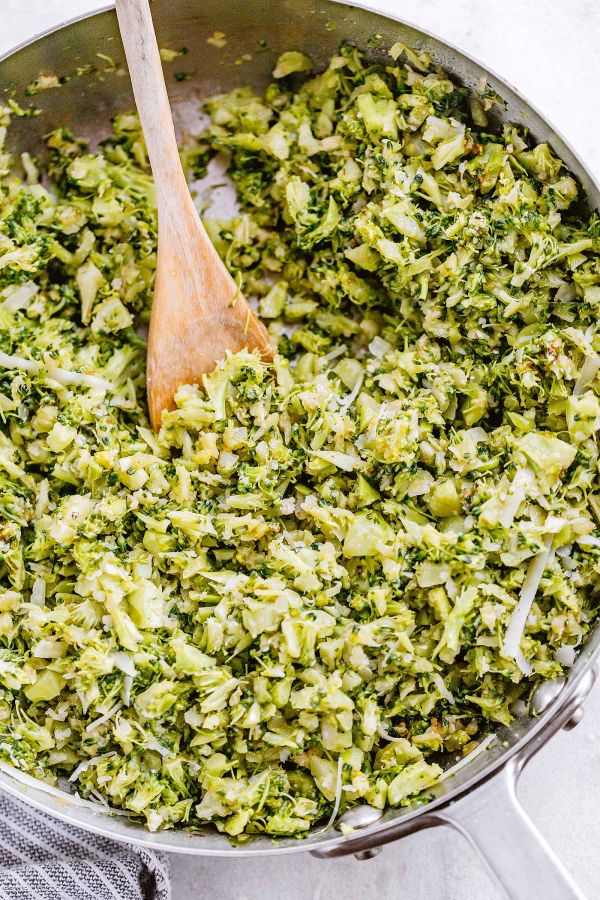 Garlic Parmesan Broccoli Rice Skillet - #recipe by #eatwell101 - https://003.wrwe1r1zs3czx3c.workers.dev/garlic-parmesan-broccoli-rice-skillet-recipe