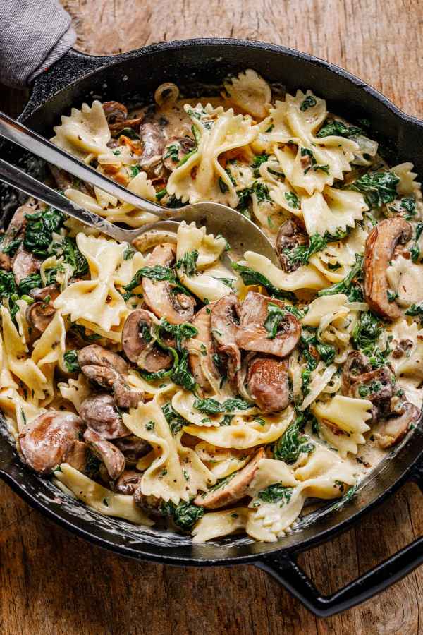 One-Pot Garlic Parmesan Pasta with Spinach and Mushrooms