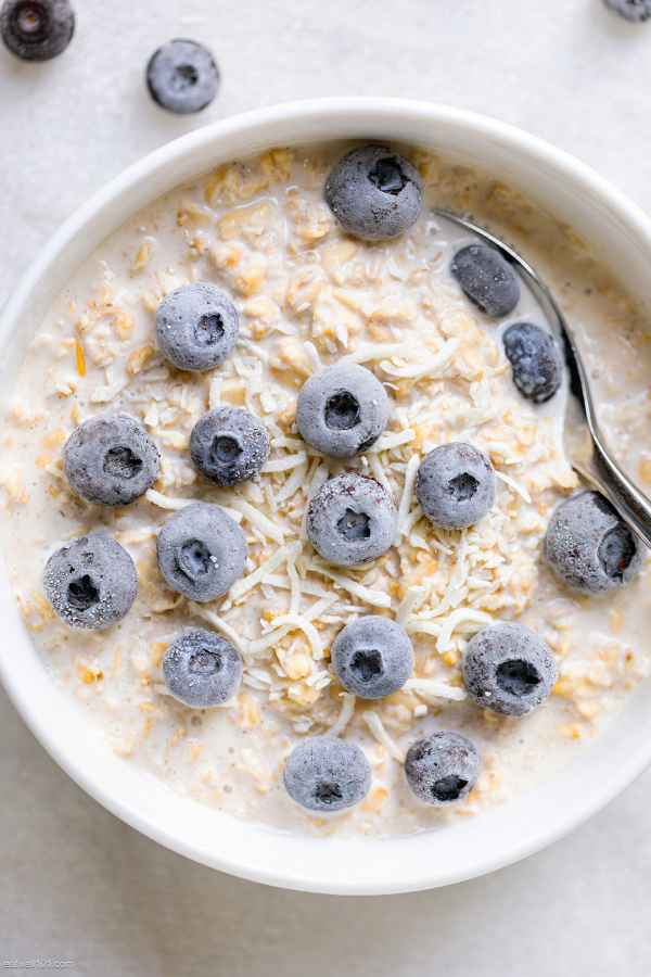 Vanilla Overnight Oats with Blueberries