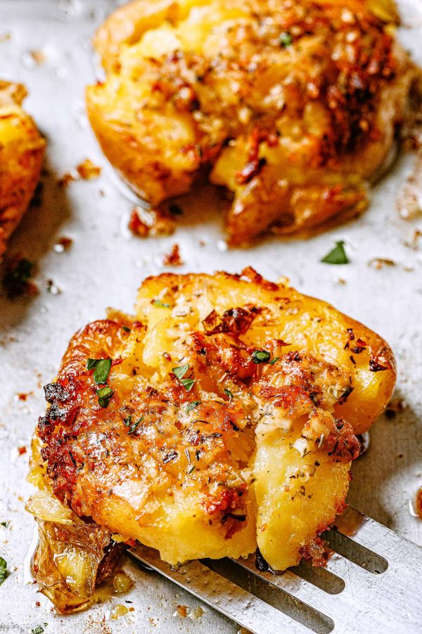 Garlic Butter Parmesan Smashed Potatoes - #recipe by #eatwell101 - https://003.wrwe1r1zs3czx3c.workers.dev/smashed-potatoes-recipe