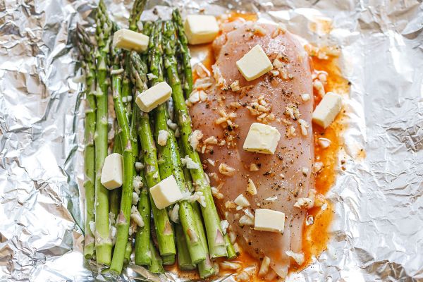 Baked Chicken in Foil with Asparagus and Garlic Lemon Butter Sauce