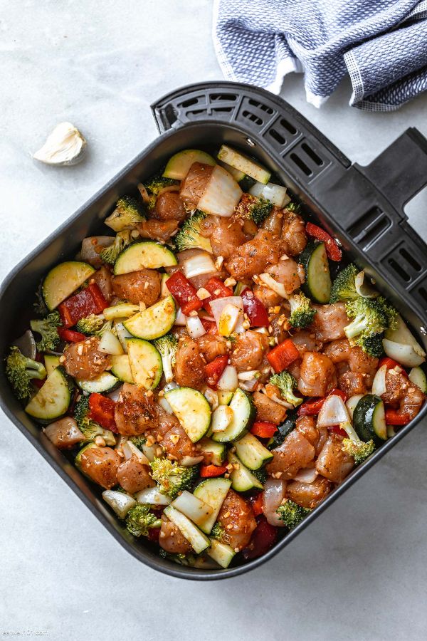 Air Fryer Chicken and Vegetables (Healthy Dinner in 15 minutes!)