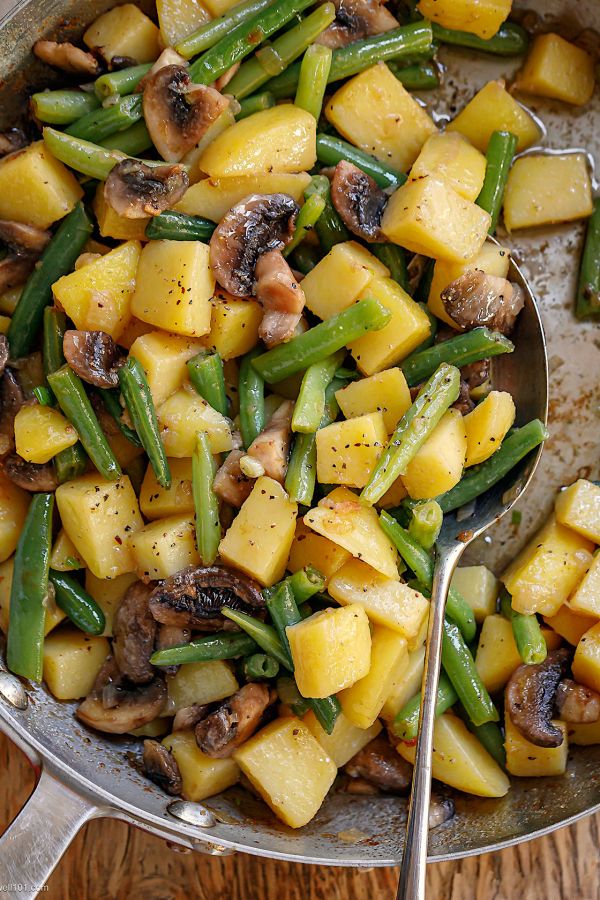 Potato, Mushrooms, and Green Beans Skillet - #recipe by #eatwell101 - https://003.wrwe1r1zs3czx3c.workers.dev/potato-mushrooms-green-beans-skillet-recipe