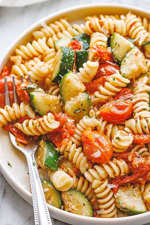 Healthy Tomato Zucchini Pasta
