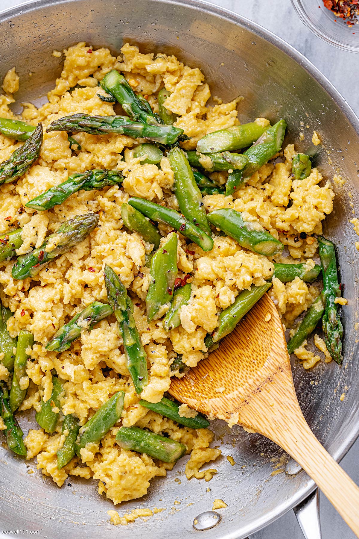 scrambled eggs recipe with asparagus