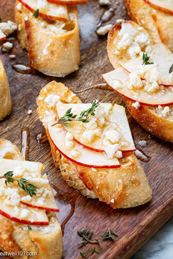 Apple and Whipped Feta Crostinis - #recipe by #eatwell101 - https://003.wrwe1r1zs3czx3c.workers.dev/apple-feta-crostinis-recipe